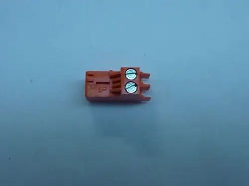 Stecker in orange mit zwei Schraubklemmen, geeignet für elektrische Verbindungen, hergestellt von Remeha.